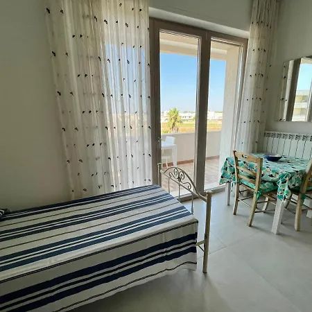 Guest house Le Stanze Di Lucia Vicino Ospedale Cardinale Panico A 3*