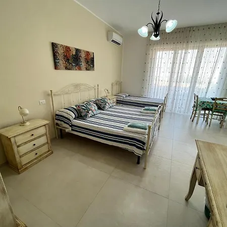 Guest house Le Stanze Di Lucia Vicino Ospedale Cardinale Panico A 3*