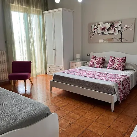 Le Stanze Di Lucia Vicino Ospedale Cardinale Panico A Guest house