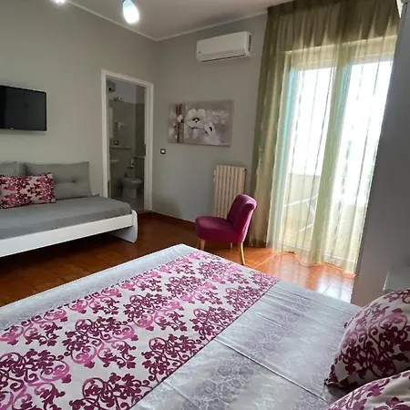 Le Stanze Di Lucia Vicino Ospedale Cardinale Panico A Guest house 3*