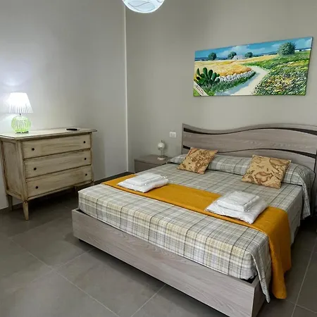 Le Stanze Di Lucia Vicino Ospedale Cardinale Panico A Guest house 3*