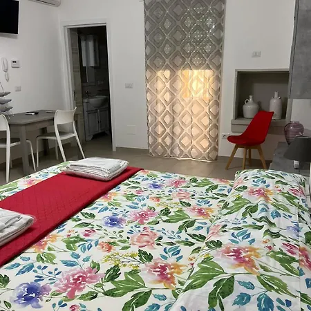 Guest house Le Stanze Di Lucia Vicino Ospedale Cardinale Panico A 3*