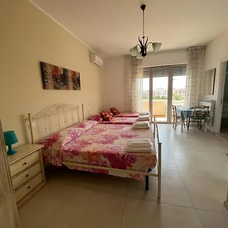 Guest house Le Stanze Di Lucia Vicino Ospedale Cardinale Panico A 3*