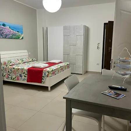 Le Stanze Di Lucia Vicino Ospedale Cardinale Panico A Guest house
