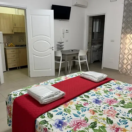 Le Stanze Di Lucia Vicino Ospedale Cardinale Panico A Guest house