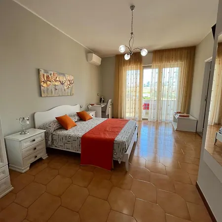 Le Stanze Di Lucia Vicino Ospedale Cardinale Panico A Guest house 3*