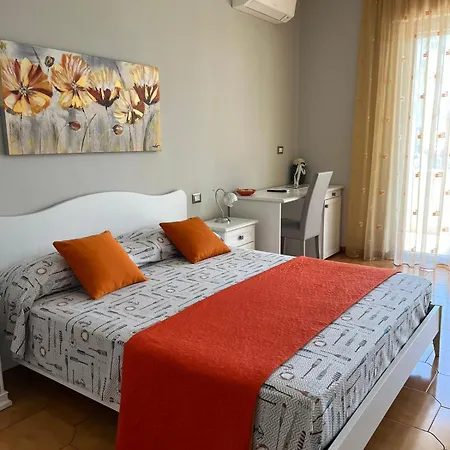 Le Stanze Di Lucia Vicino Ospedale Cardinale Panico A Guest house