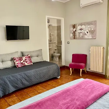 Le Stanze Di Lucia Vicino Ospedale Cardinale Panico A Guest house