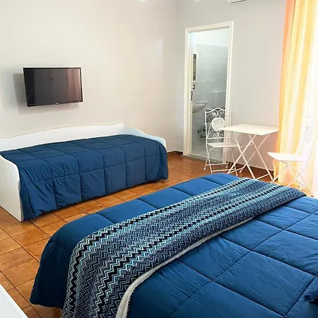 Le Stanze Di Lucia Vicino Ospedale Cardinale Panico A Guest house 3*