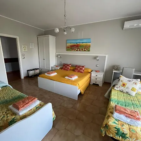 Guest house Le Stanze Di Lucia Vicino Ospedale Cardinale Panico A 3*