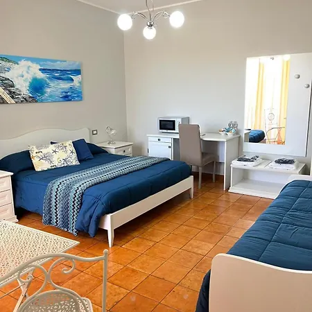 Guest house Le Stanze Di Lucia Vicino Ospedale Cardinale Panico A 3*