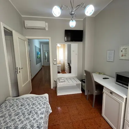 Le Stanze Di Lucia Vicino Ospedale Cardinale Panico A 3*