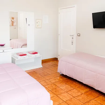 Le Stanze Di Lucia Vicino Ospedale Cardinale Panico A Guest house Tricase