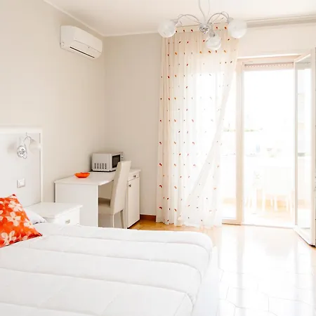 Le Stanze Di Lucia Vicino Ospedale Cardinale Panico A Guest house 3*