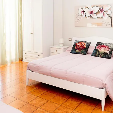 Guest house Le Stanze Di Lucia Vicino Ospedale Cardinale Panico A 3*
