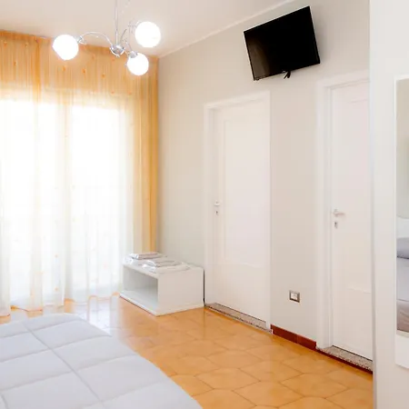 Le Stanze Di Lucia Vicino Ospedale Cardinale Panico A Guest house 3*
