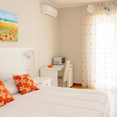 Guest house Le Stanze Di Lucia Vicino Ospedale Cardinale Panico A 3*