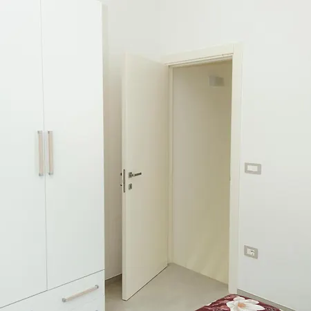 Le Stanze Di Lucia Vicino Ospedale Cardinale Panico A Guest house 3*